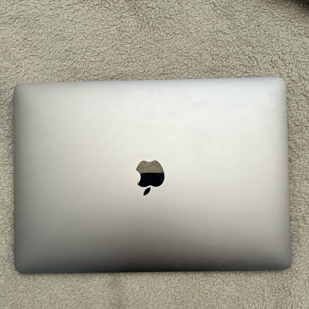 2016 SILVER MACBOOK PRO 13 INCH